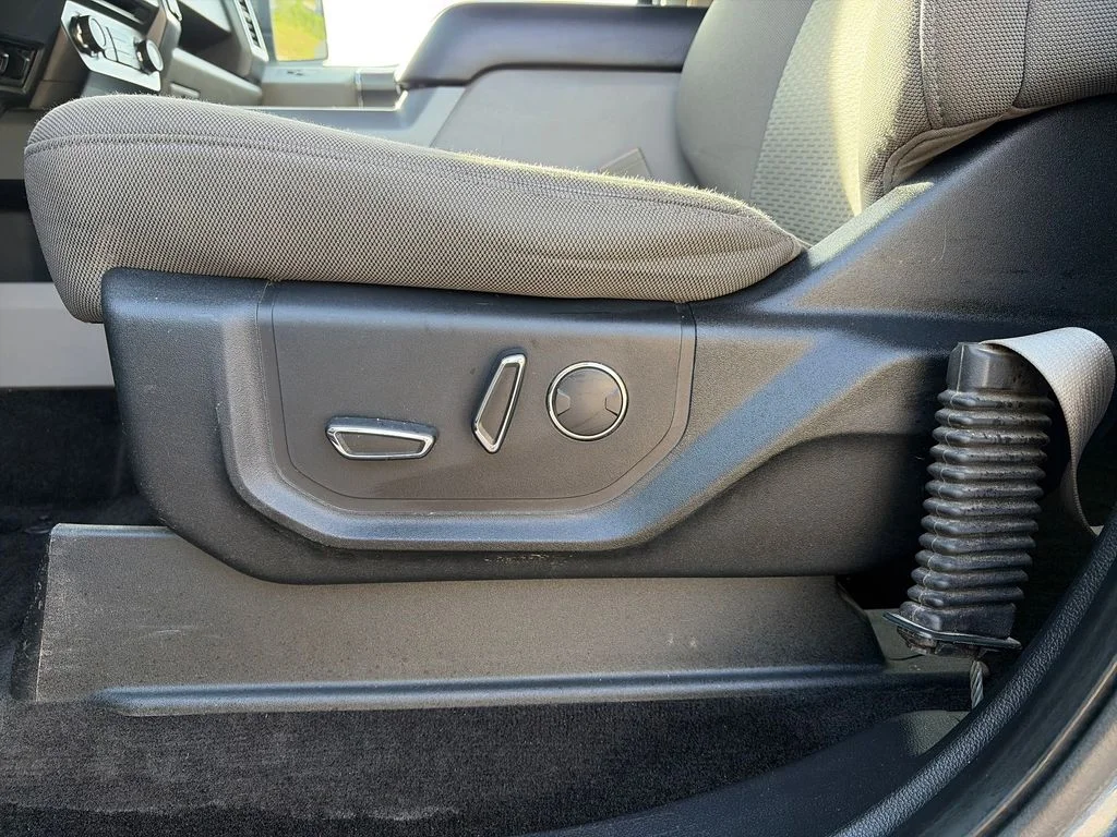 Used 2018 Blue Ford XLT image 33