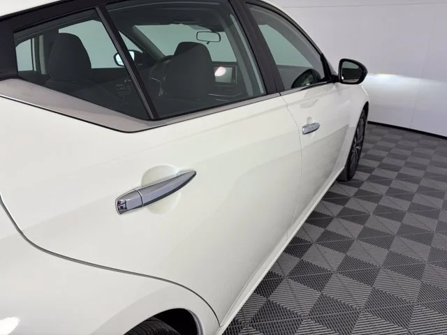 Used 2025 Glacier White Nissan SV image 9