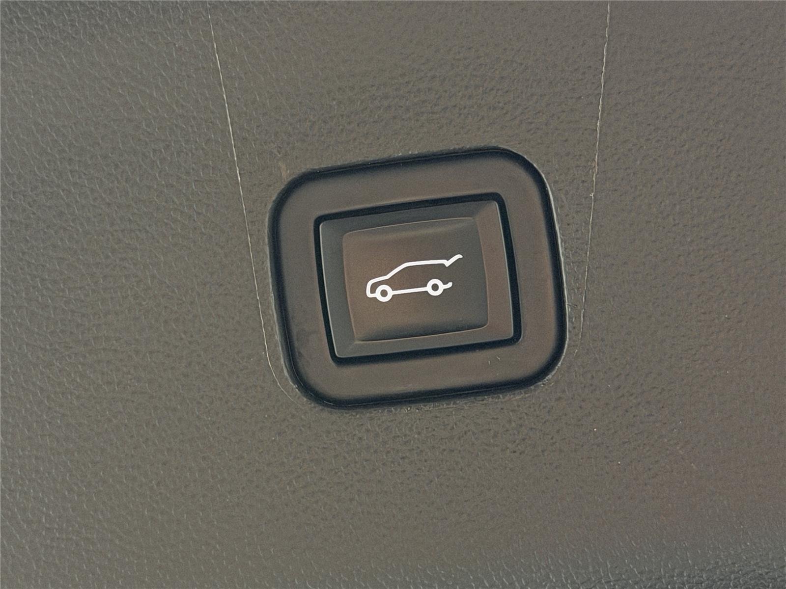 Used 2021 WHITE FROST TRICOAT Buick Avenir image 19