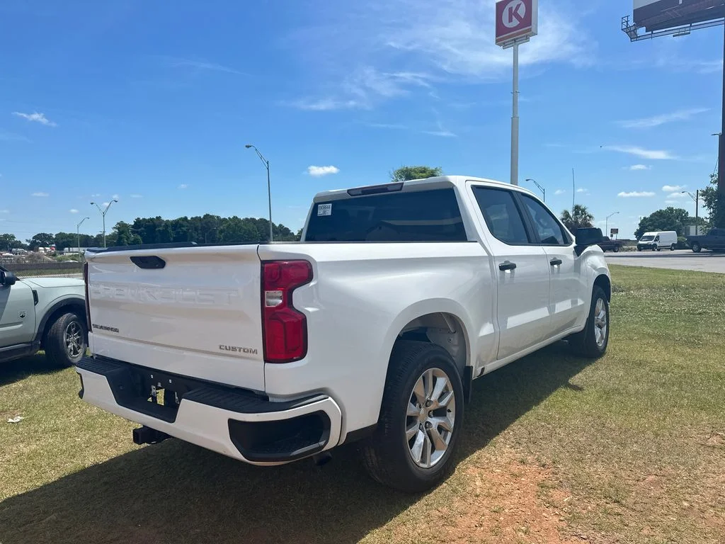 Used 2021 White Chevrolet Custom image 7