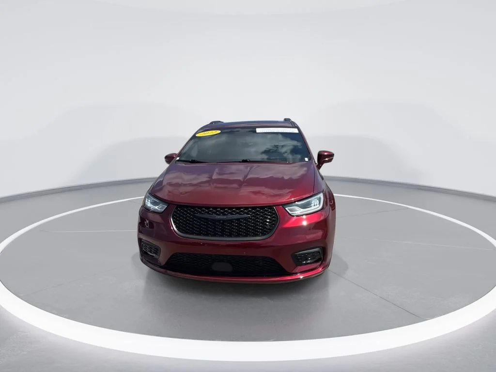 Used 2022 Red Chrysler Limited image 3