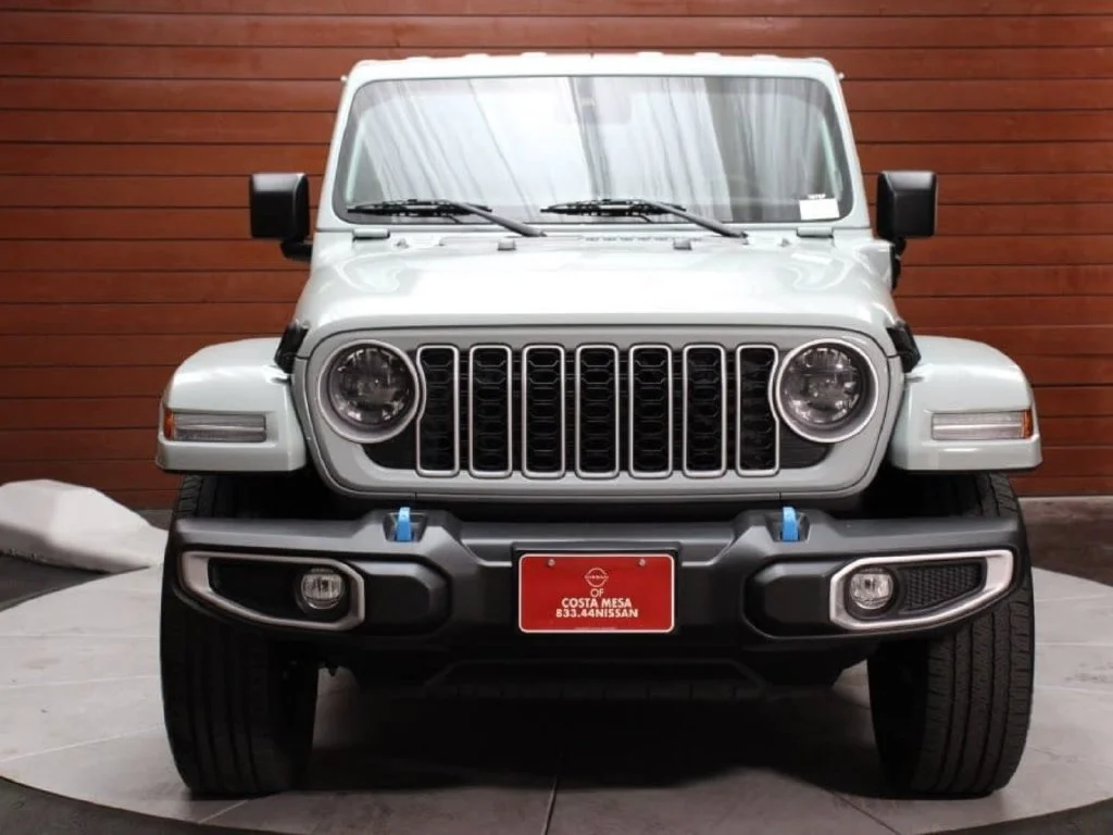 Used 2024 Earl Clearcoat Jeep Sahara 4xe image 26