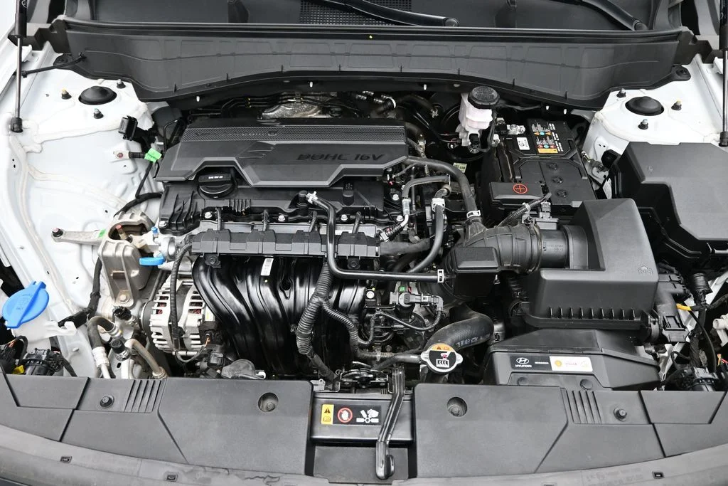 Used 2025 White Hyundai SEL image 16
