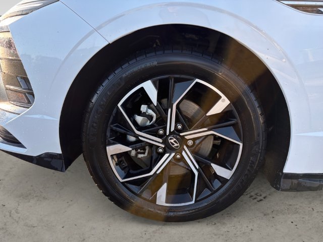 Used 2025 White Hyundai SEL image 9