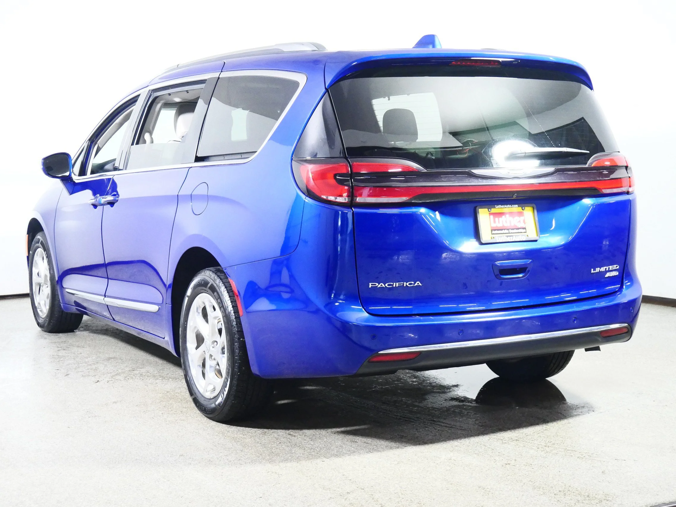 Used 2021 Fathom Blue Pearlcoat Chrysler Limited image 5