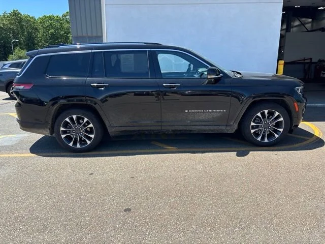 Certified Used 2023 Diamond Black Crystal Pearlcoat Jeep Overland image 4