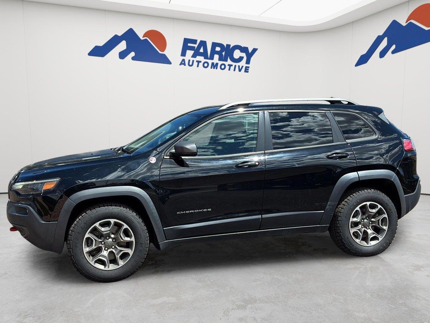 Used 2020 Diamond Black Crystal Pearlcoat Jeep Trailhawk image 1