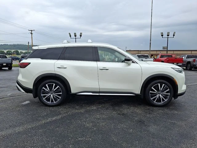 Used 2025 White INFINITI Sensory image 8