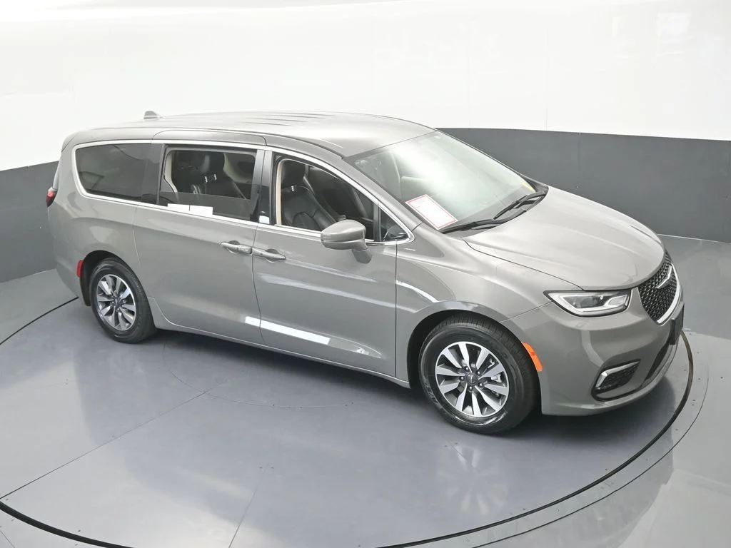 Used 2022 Ceramic Gray Clearcoat Chrysler Touring L image 57