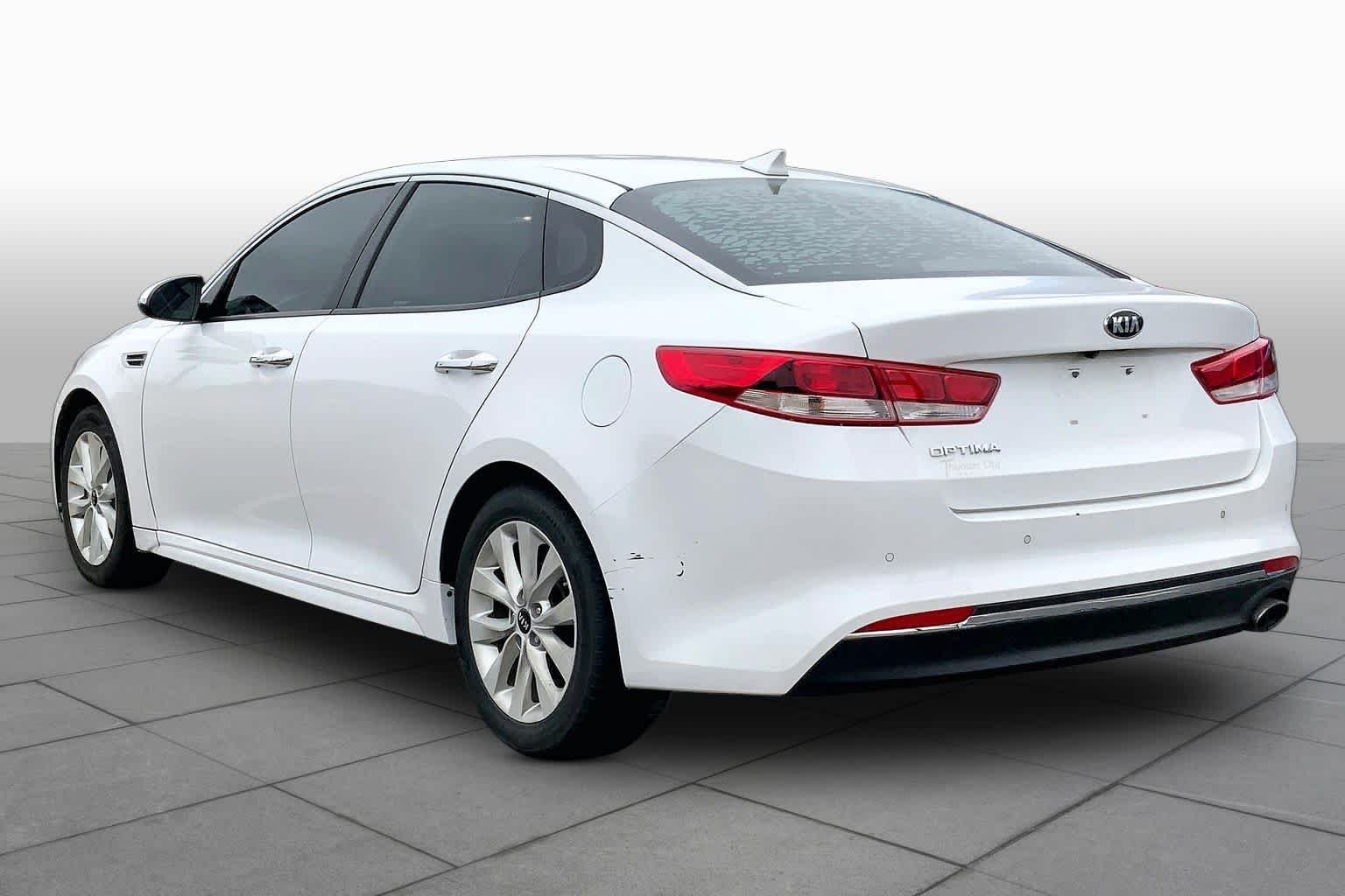 Used 2018 Snow White Pearl Kia LX image 11