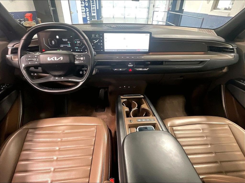 Used 2024 White Kia Land image 22