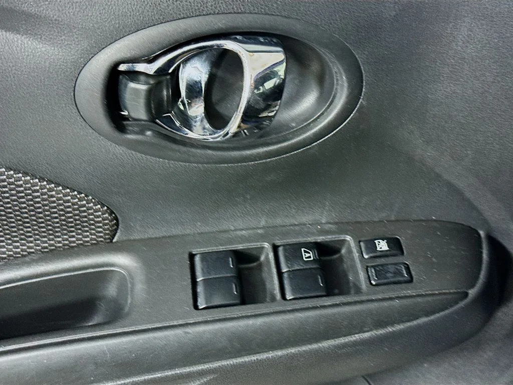 Used 2018 Blue Nissan 1.6 SV image 19