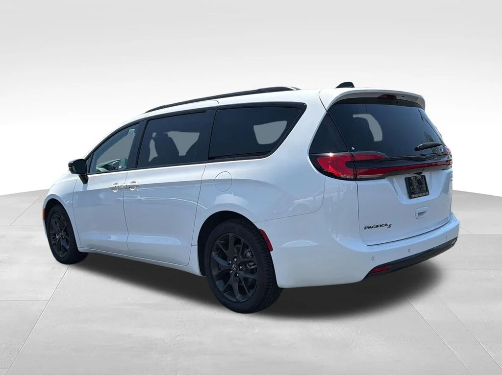 New 2026 Bright White Clear-Coat Exterior Paint Chrysler Select image 3