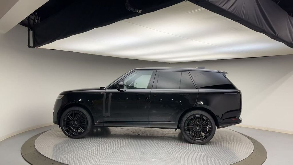 Used 2025  Land Rover SE image 5