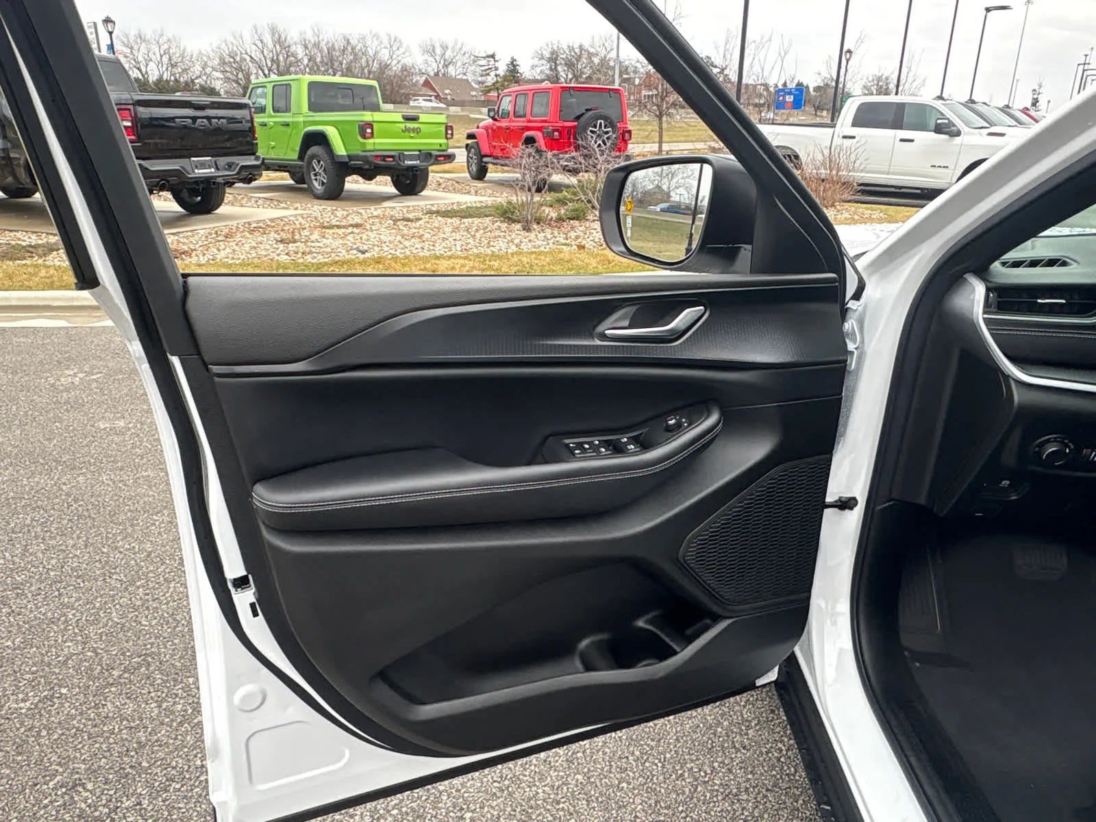 New 2026 Bright White Clear-Coat Exterior Paint Jeep Laredo image 18