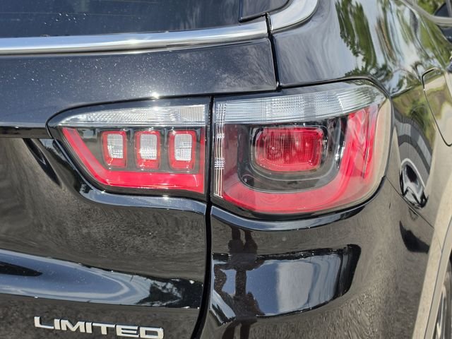 New 2026 Diamond Black Crystal Pearl-Coat Exterior Paint Jeep Limited image 8