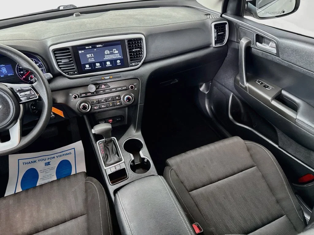 Used 2022 White Kia LX image 27