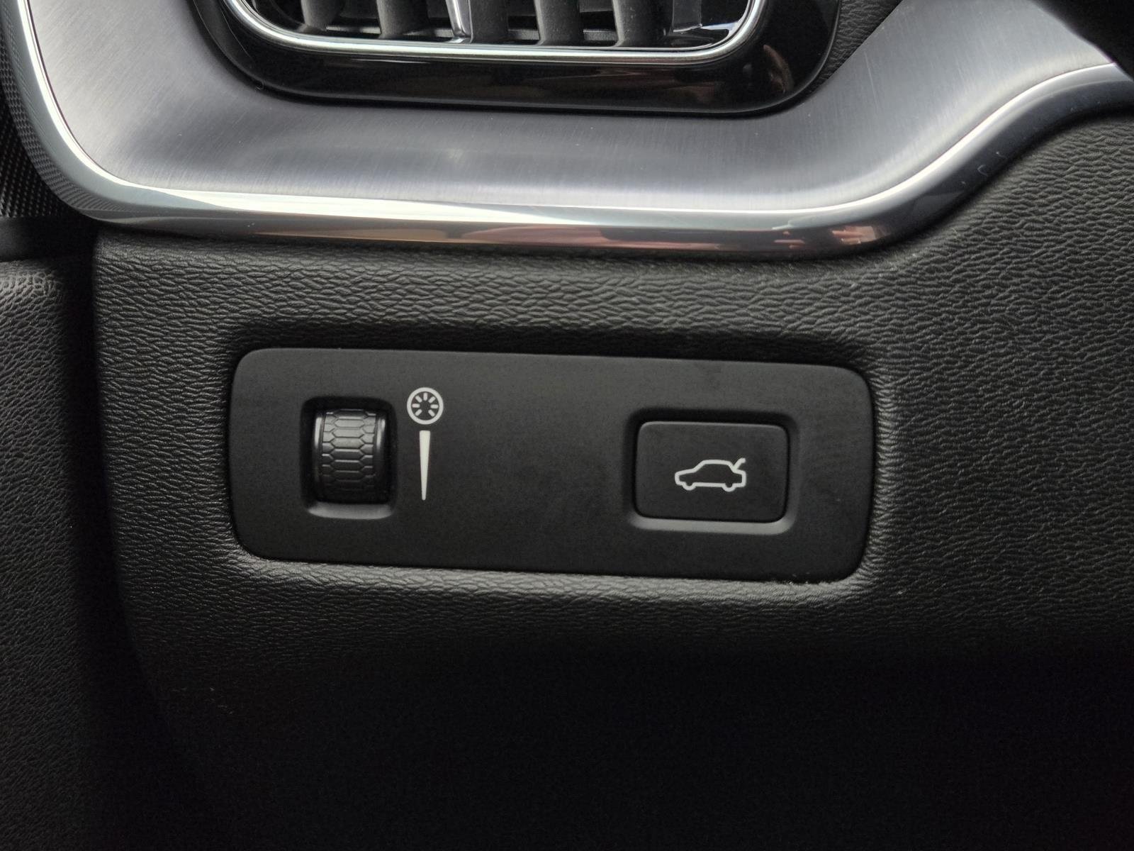 Used 2020 Ice White Volvo Momentum image 20