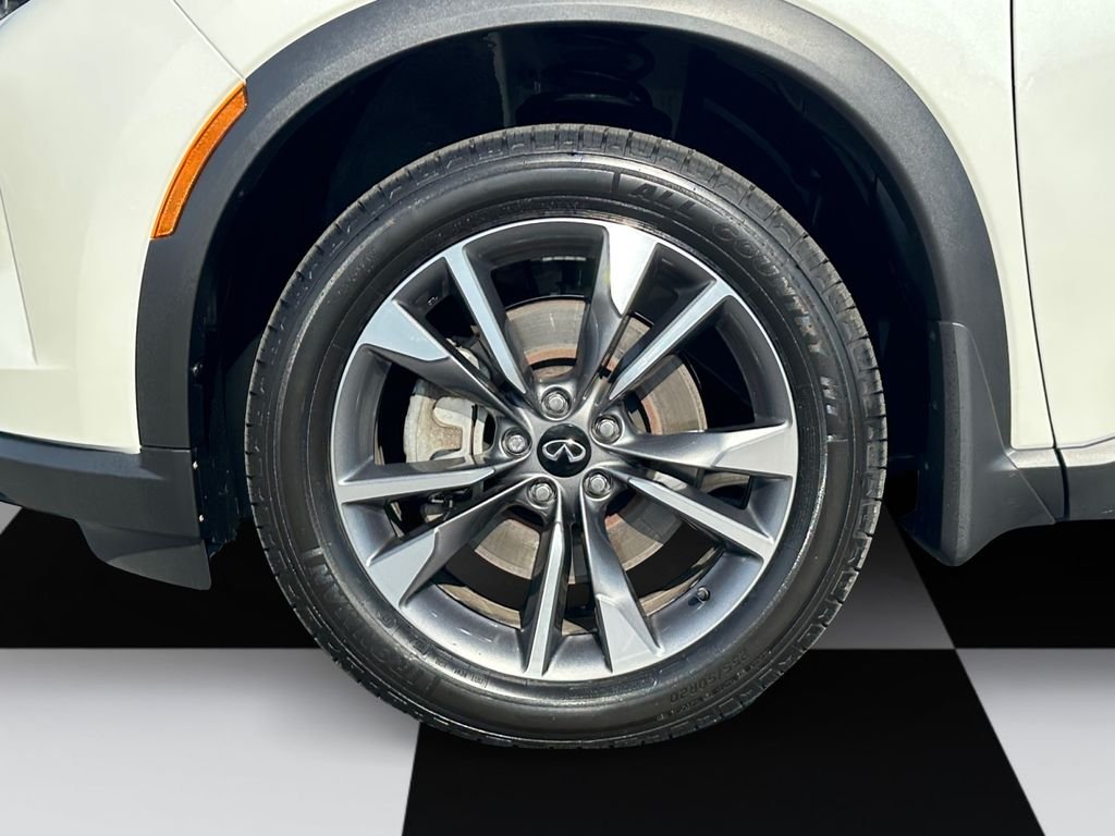 Used 2023 White INFINITI LUXE image 14