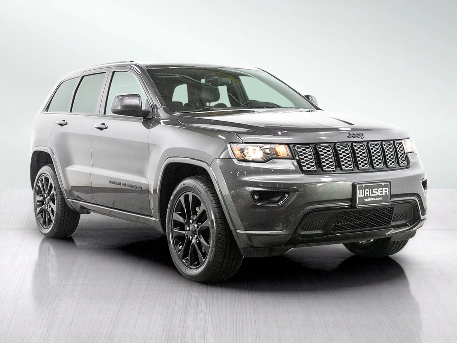 Used 2018 Granite Crystal Metallic Clearcoat Jeep Altitude image 7