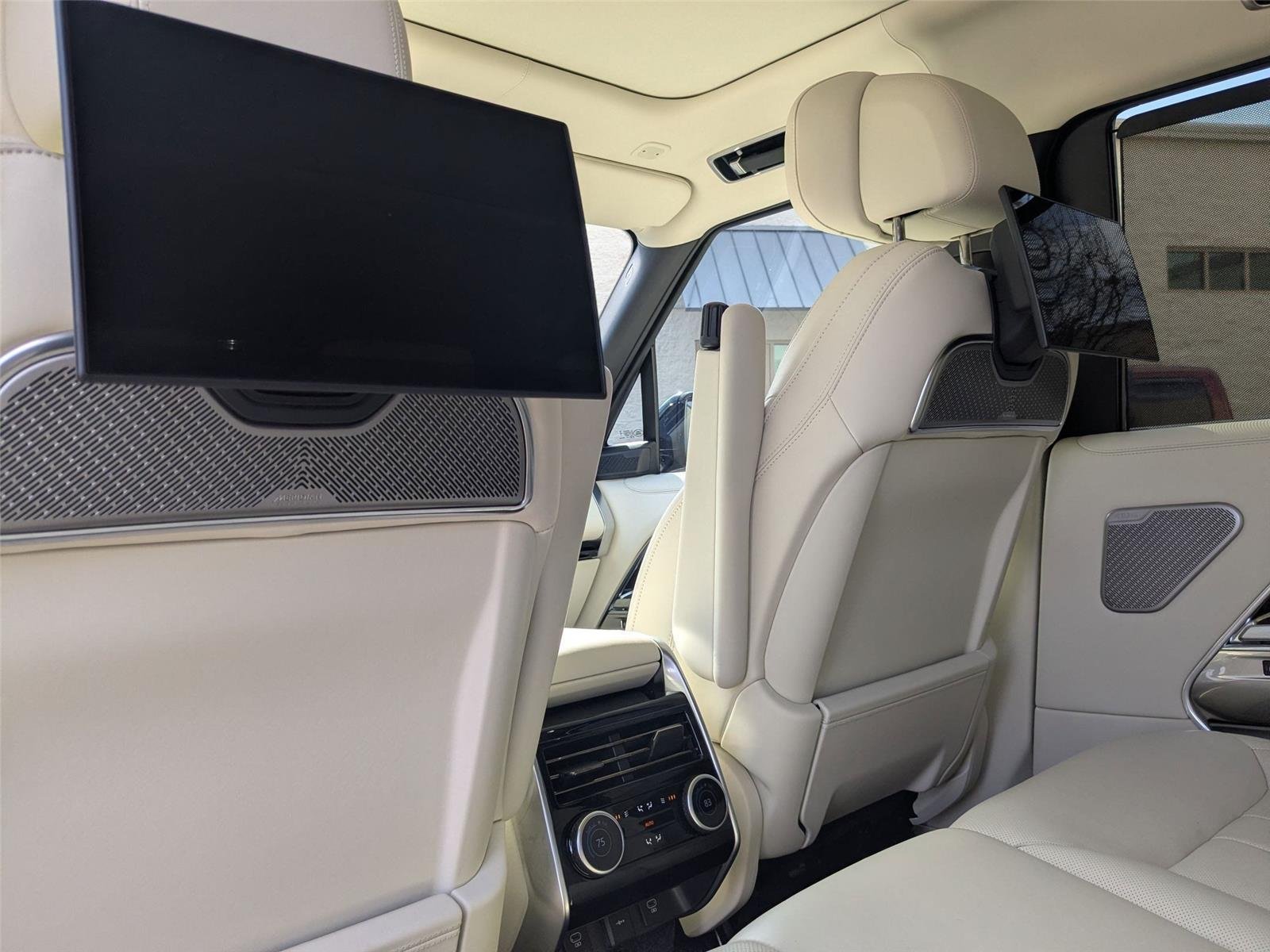 Used 2025 Santorini Black Metallic [Black] LAND ROVER AUTOBIO image 28