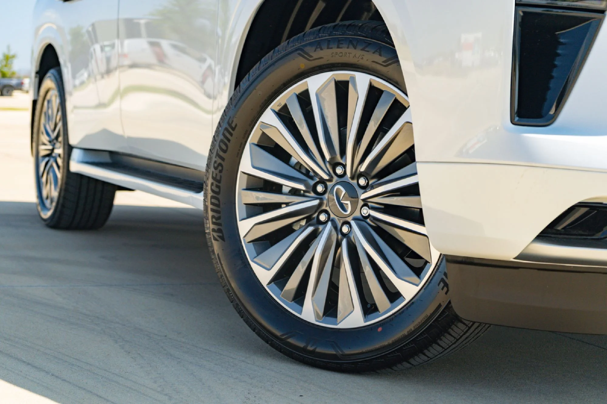 New 2027 RADIANT WHITE INFINITI Luxe 2WD image 2