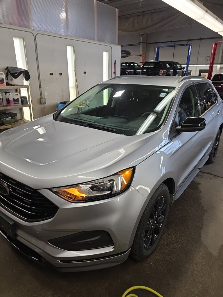 Used 2022 Silver Ford SE image 1