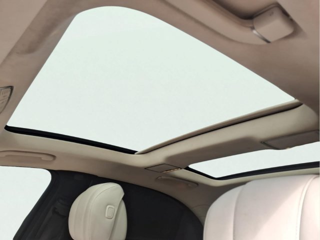 Used 2019 White Mercedes-Benz 4MATIC® image 20
