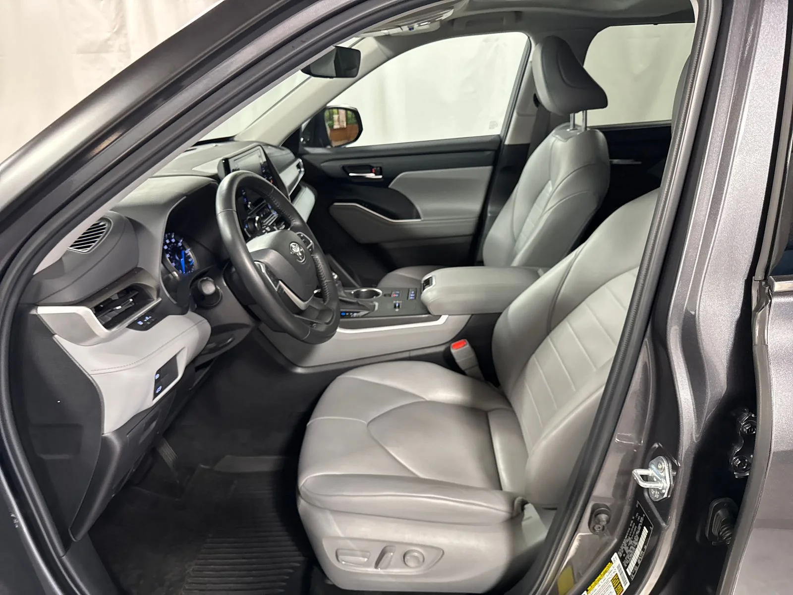 Pre-Owned 2022 Toyota Highlander Hybrid XLE SUVs in Beaverton