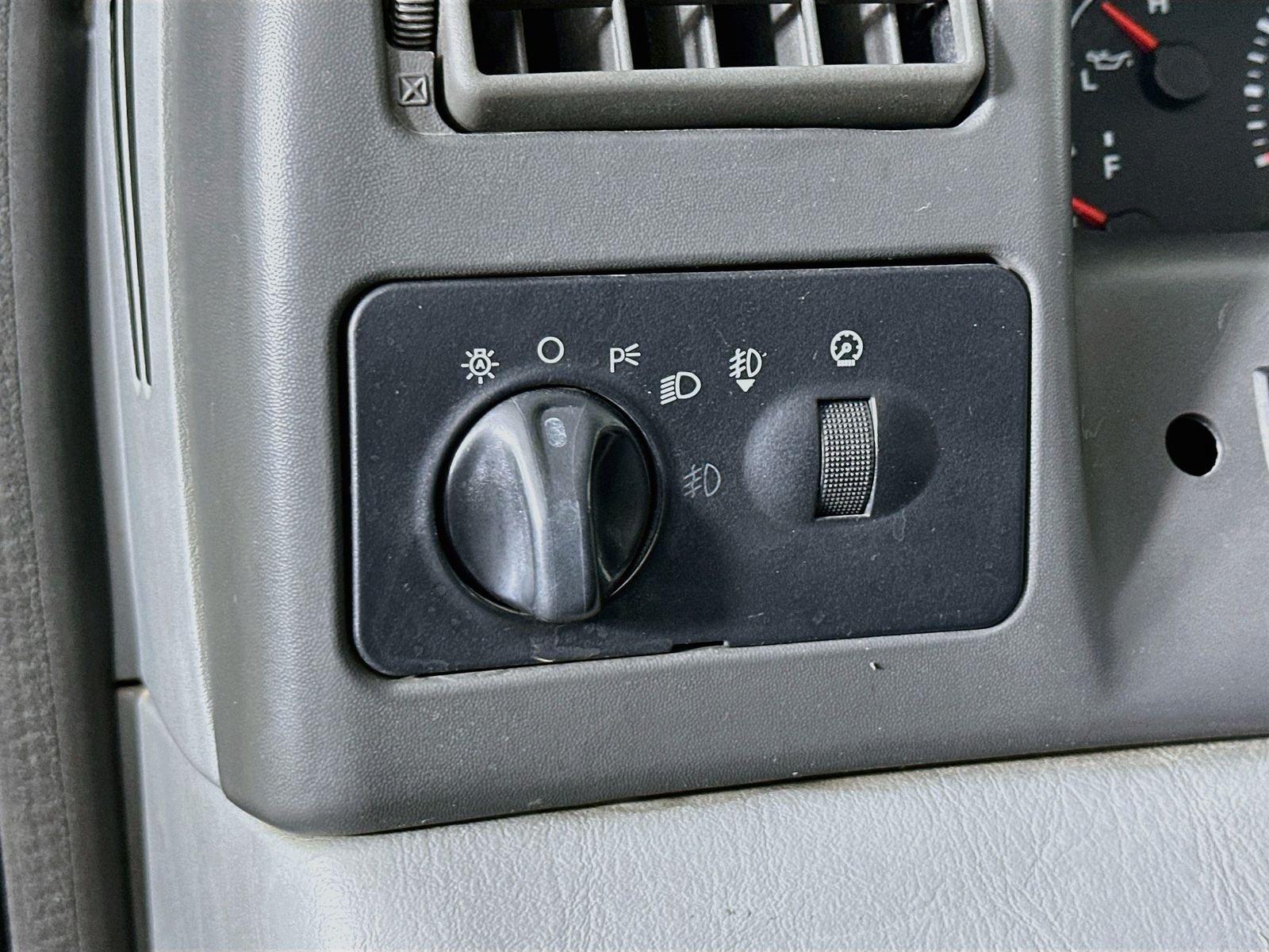 Used 2004 Oxford White Clearcoat Ford Lariat image 11