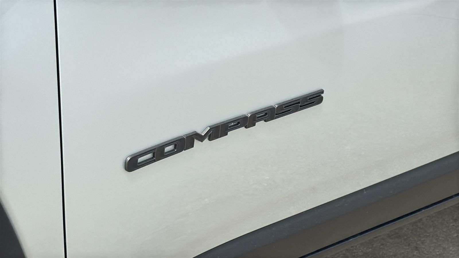 New 2026 Silver Zynith Metallic Clearcoat Jeep Latitude image 6