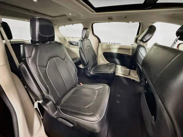 Used 2017 Red Chrysler Limited image 28