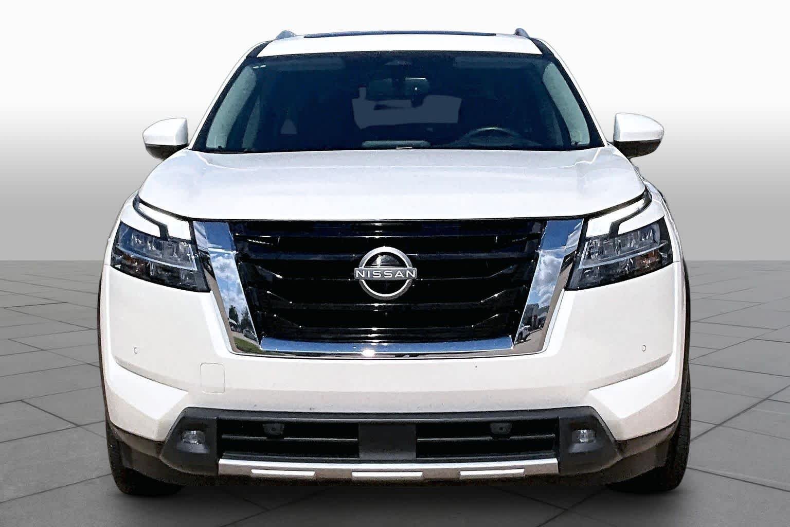 Used 2022 Pearl White Tricoat Nissan Platinum image 3