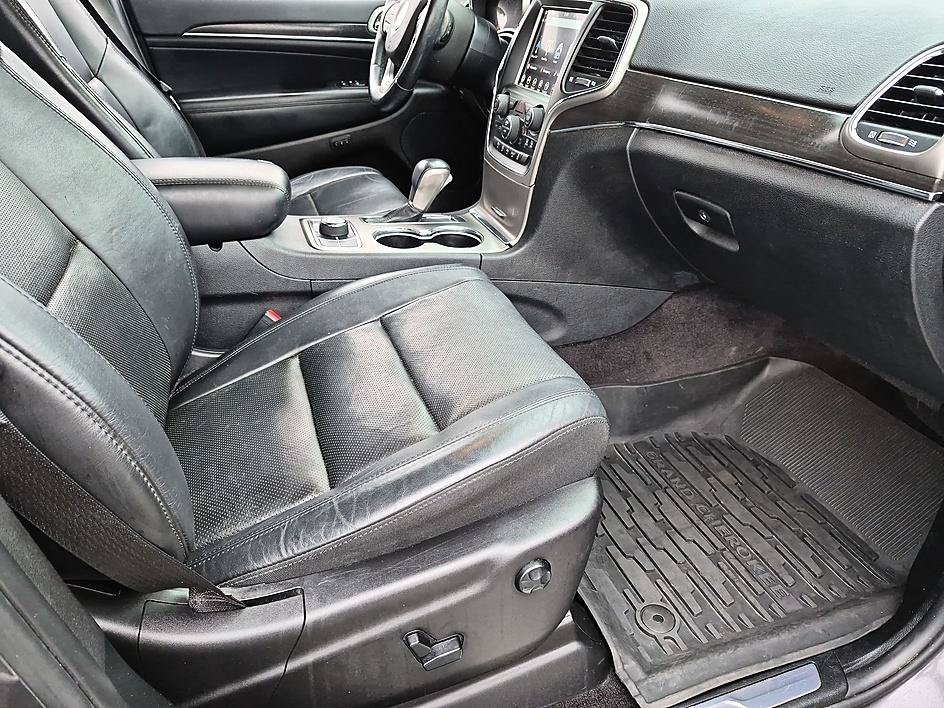 Used 2018 Granite Crystal Metallic Clearcoat Jeep Limited image 35