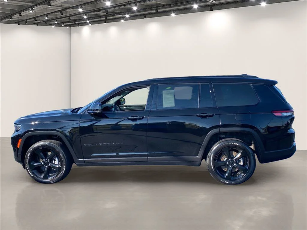 Used 2023 Diamond Black Crystal Pearlcoat Jeep Altitude image 4