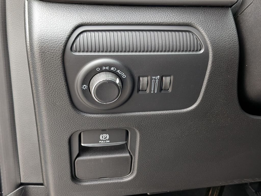 New 2026 Silver-Zynith Exterior Paint Jeep Upland image 19
