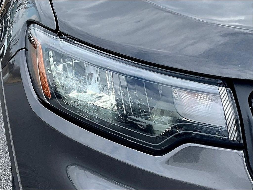 Used 2022 Gray Jeep Latitude image 30