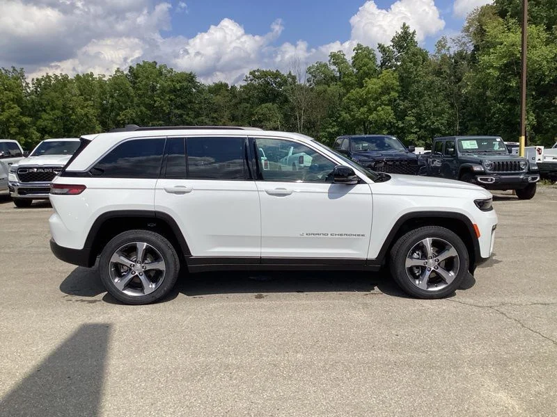 New 2026 Bright White Clear-Coat Exterior Paint Jeep Limited image 8