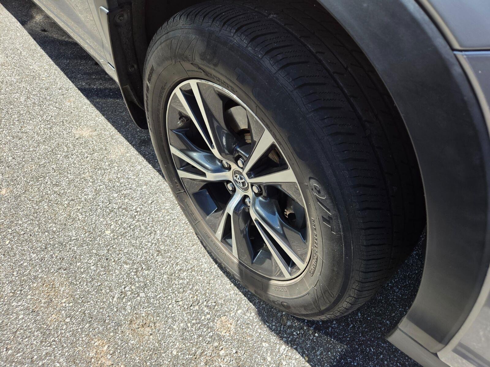Used 2016 Silver Toyota XLE image 4