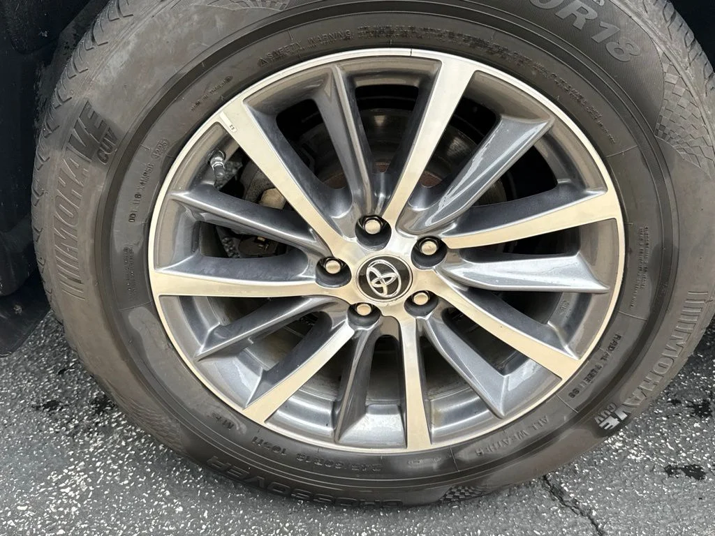 Used 2018 White Toyota XLE image 10