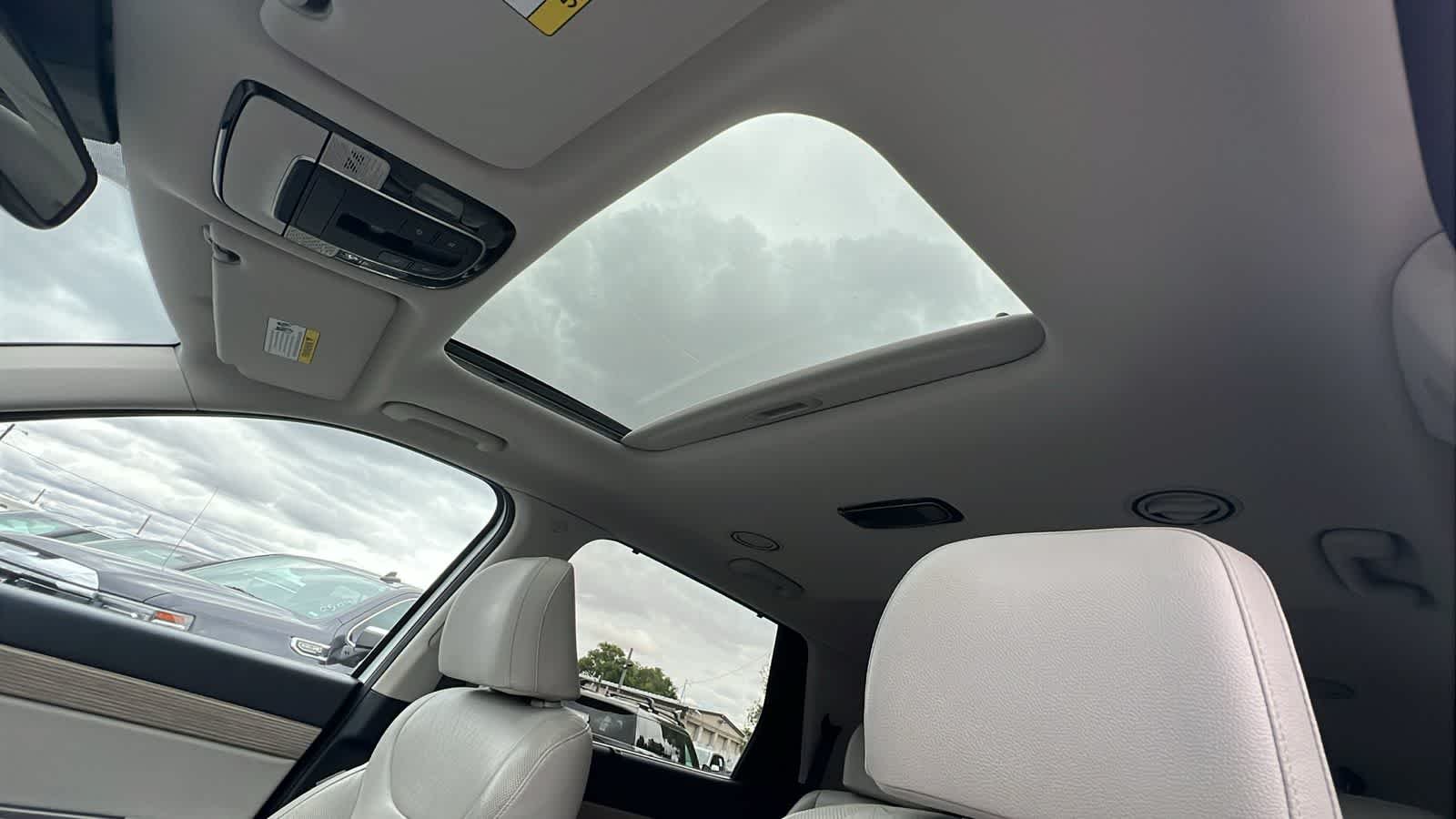 Used 2020 Hyper White Hyundai SEL image 31