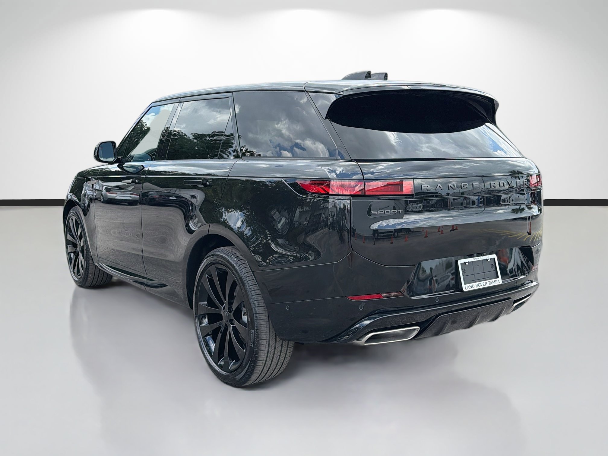 New 2026 Santorini Black LAND ROVER Dynamic SE image 3