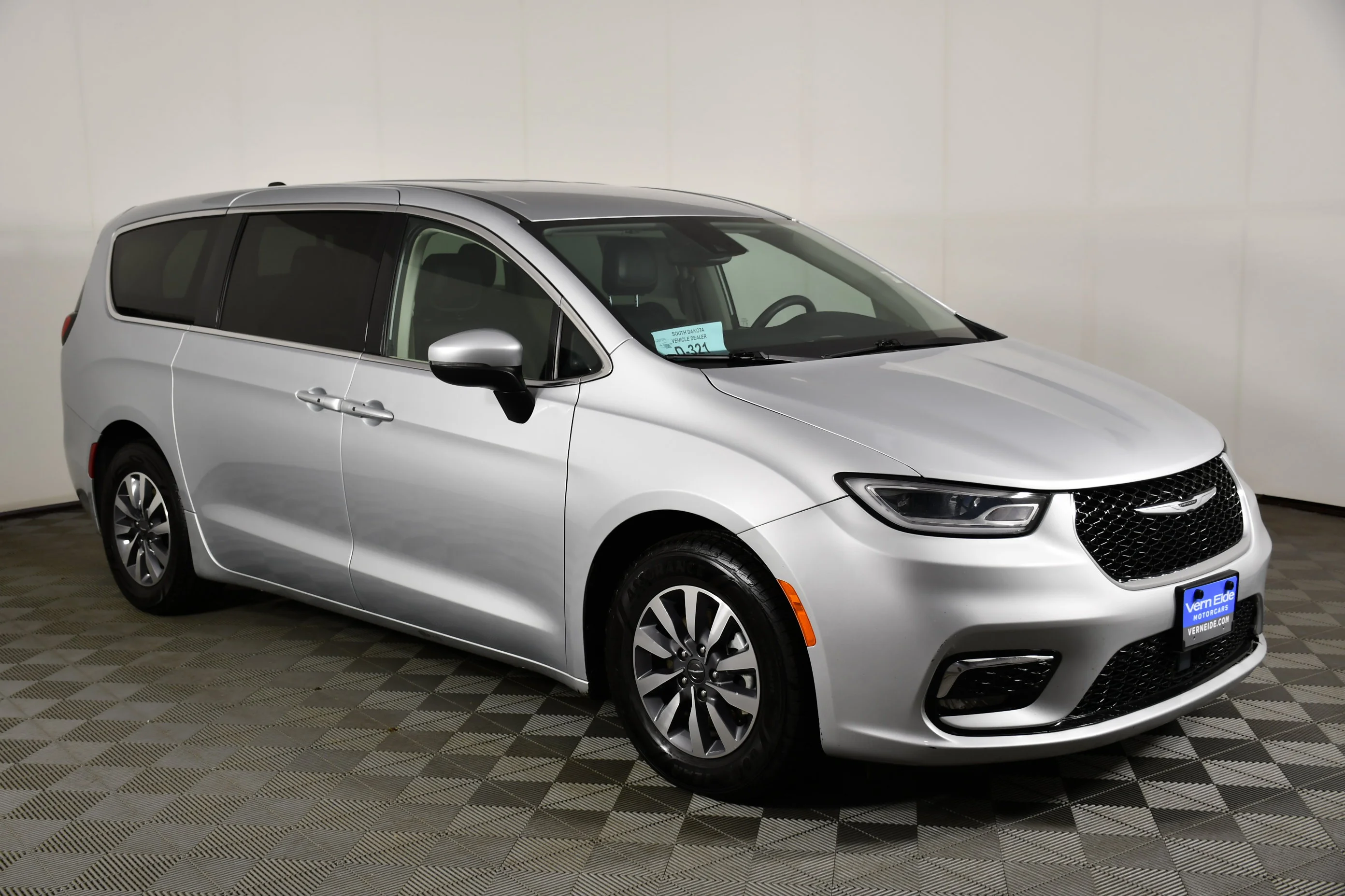 Used 2023 Silver Mist Clearcoat Chrysler Hybrid Touring L image 4