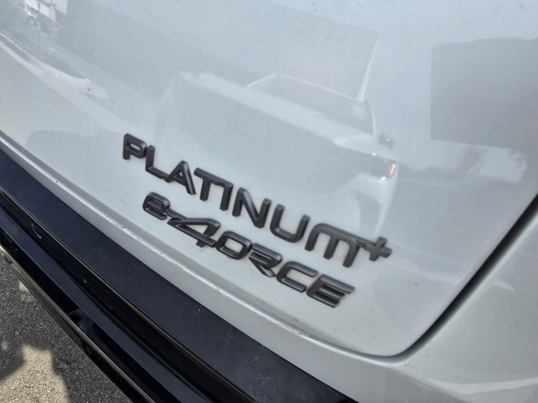Used 2023 Everest White Pearl Tricoat/Black Diamond Pearl Nissan PLATINUM+ image 10