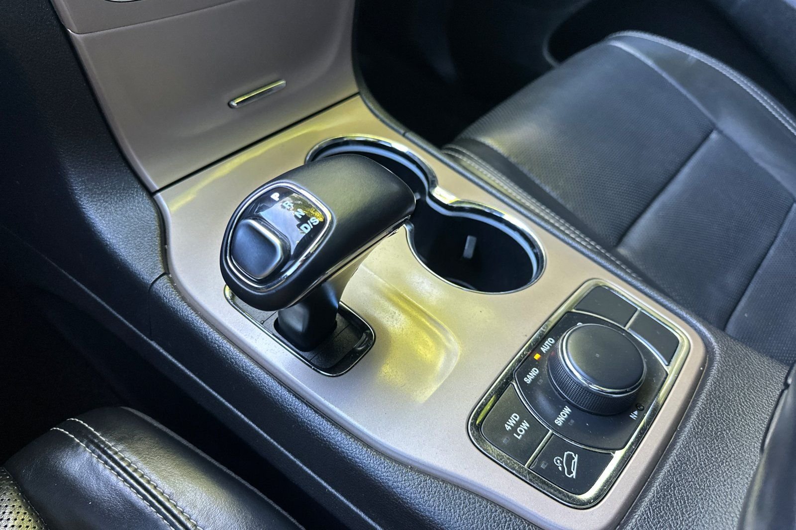 Used 2015 White Jeep Limited image 22