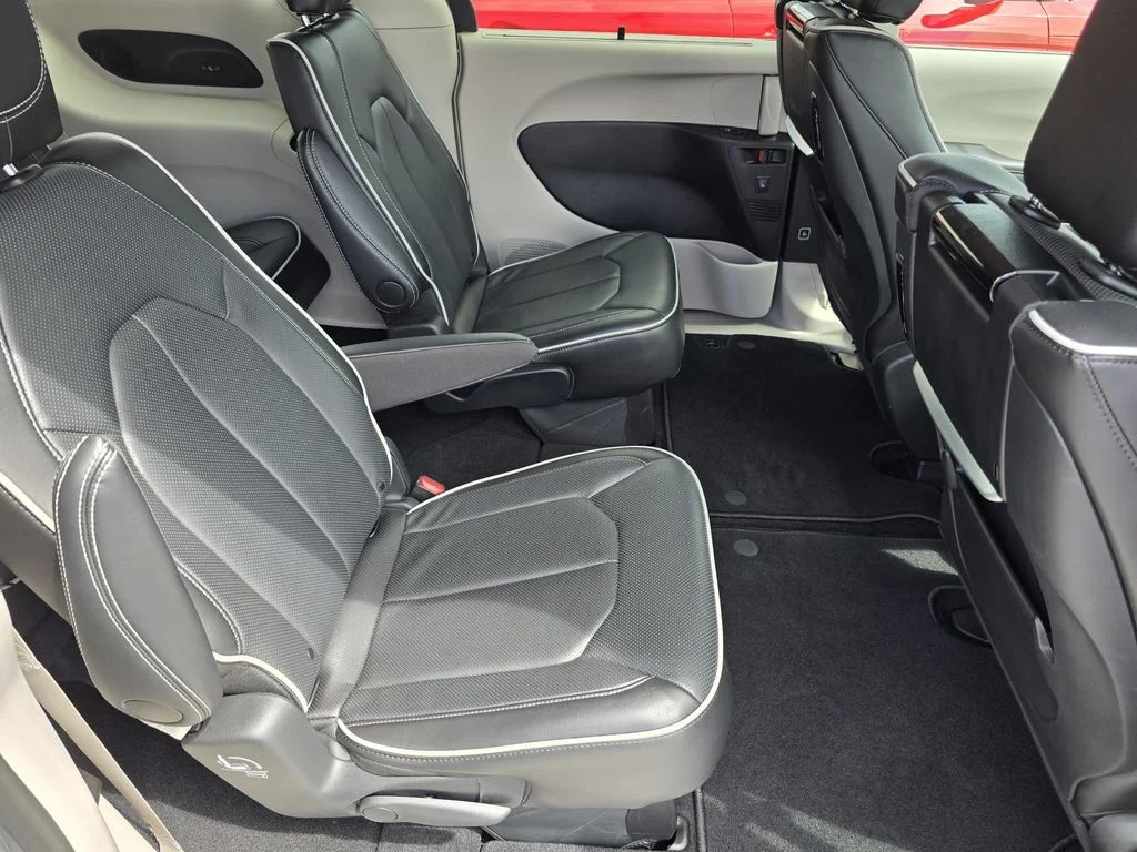Used 2024 Ceramic Gray Clearcoat Chrysler Limited image 20
