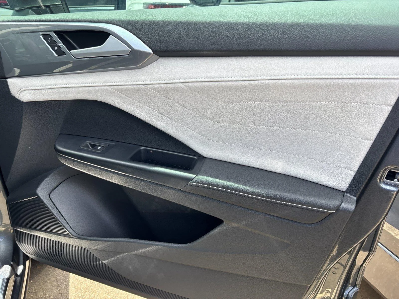 New 2026 Platinum Gray Metallic Volkswagen SEL image 39