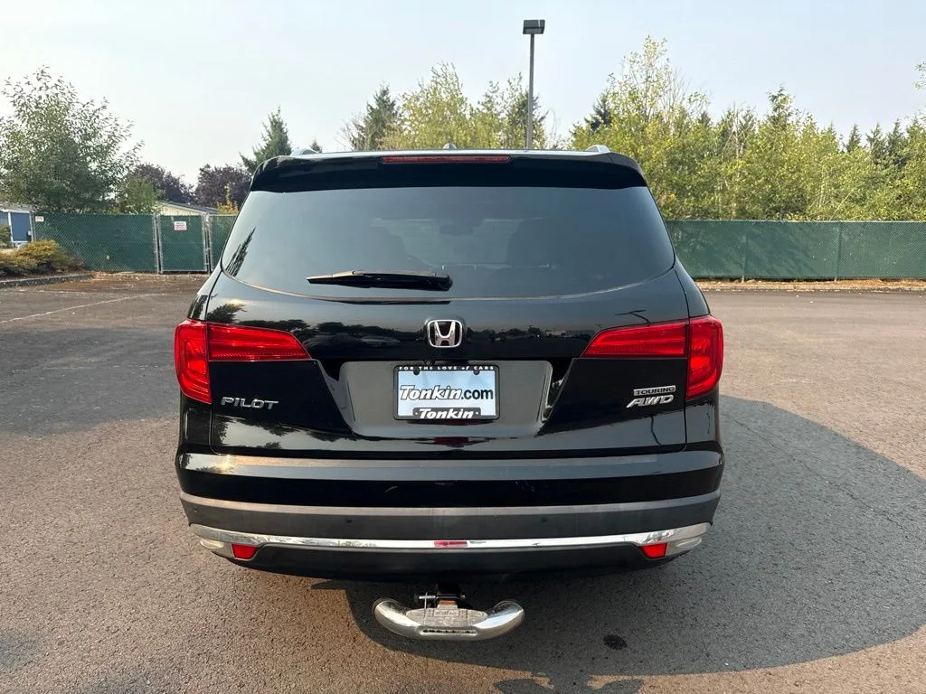 Used 2017 Crystal Black Pearl Honda Touring image 6