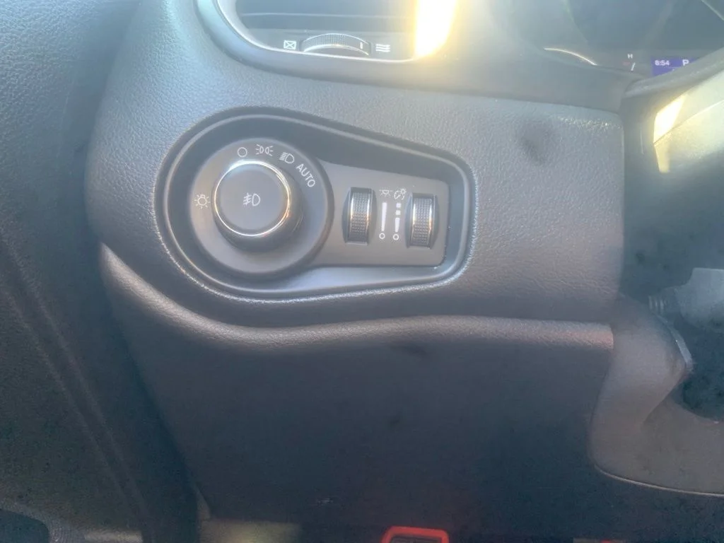 Used 2017 Alpine White Jeep Latitude image 13