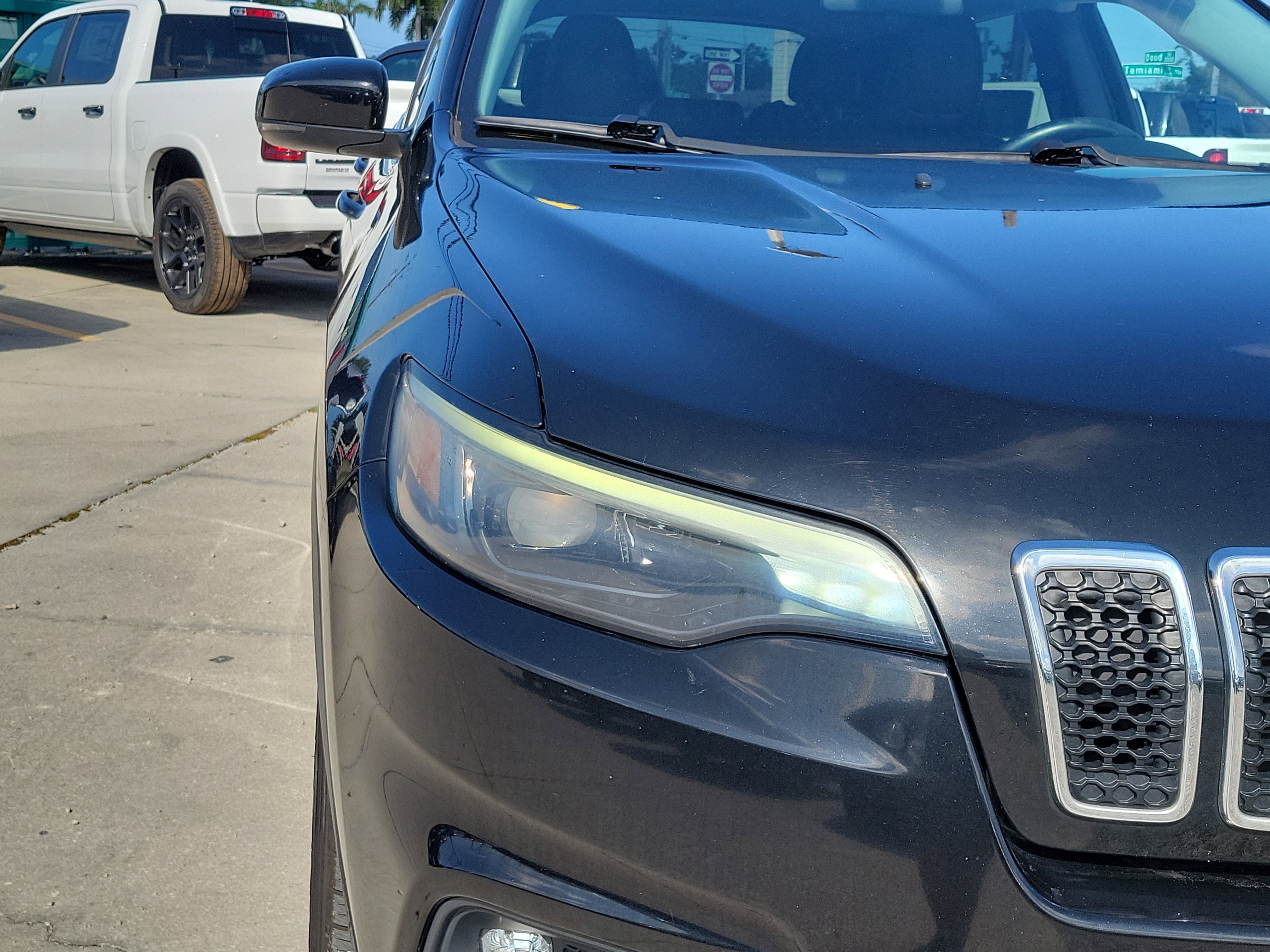 Used 2019 Diamond Black Crystal Pearlcoat Jeep Latitude Plus image 7
